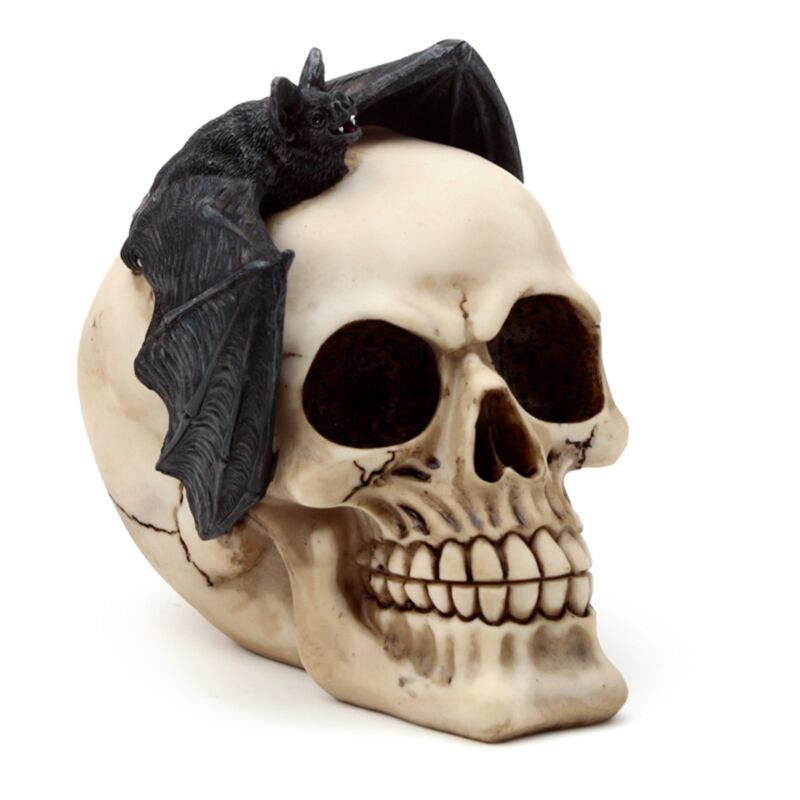 Totenkopfkopf mit Fledermaus als Wohnaccessoire