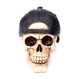 Schädel mit Baseballcap verkehrt herum