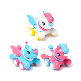 Drücken Sie auf das Aktionsspielzeug „Geflügeltes Einhorn“.