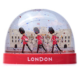 Londoner Souvenir-Königsgarde auf Parade, große glitzernde Schneekugel