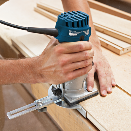 Bosch Professional - Kantenfräsmaschine GKF 600 (Führungshilfe, Parallelanschlag, Spannzange mit Überwurfmutter 6 mm, Spannzange mit Überwurfmutter 8 mm, Maulschlüssel 17 mm)