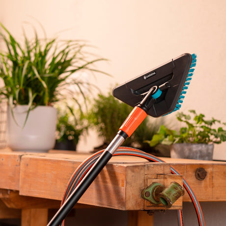 Gardena Cleansystem Stielbürste Hard Flex, Bürste für größere, harte Flächen Waschbürste (Grau Türkis, 18814-20)