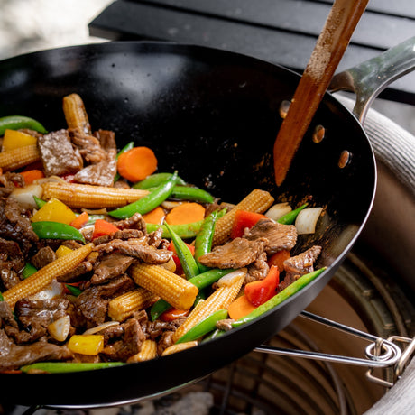 Kamado Joe® Wok aus Kohlenstoffstahl – für authentisches Pfannengerichten auf dem Kamado BBQ
