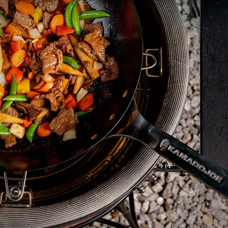 Kamado Joe® Wok aus Kohlenstoffstahl – für authentisches Pfannengerichten auf dem Kamado BBQ