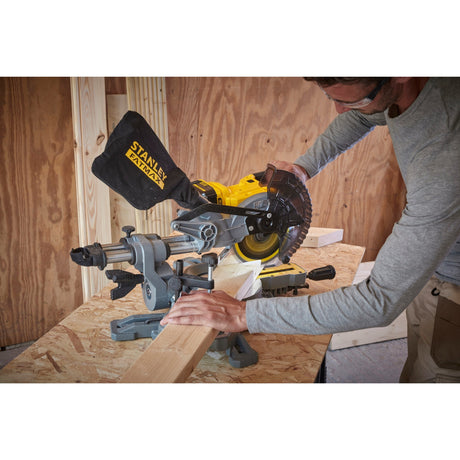 Stanley Fatmax V20 18 V 4,0 Ah 190 mm Kapp- und Gehrungssäge (gelb schwarz, Akku (18 V, 4,0 Ah) und Ladegerät (2 A) im Lieferumfang enthalten)