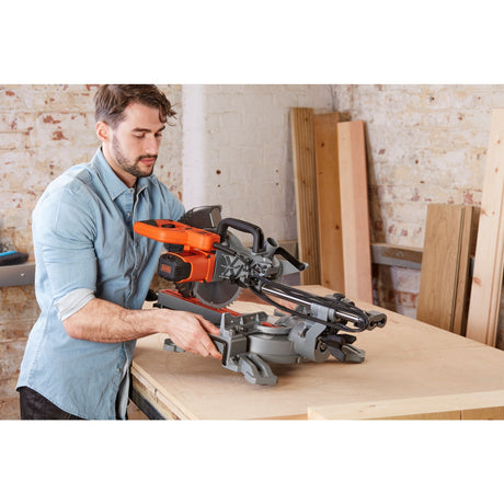 Black+Decker 1600 W 216 mm Kapp- und Gehrungssäge – bes700-qs