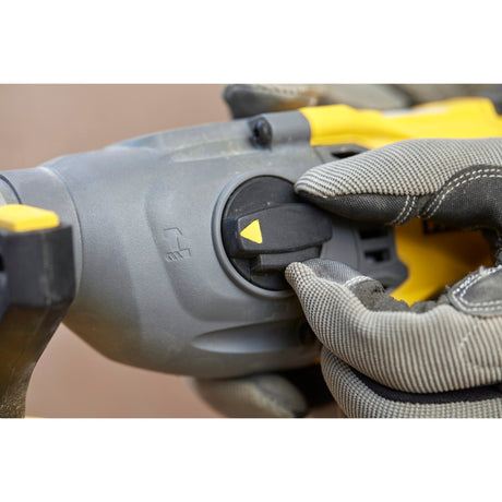 Stanley Fatmax V20 18 V bürstenloser Akku-Bohrhammer Combo Kit Hammerbohrer (Gelb Schwarz, SDS+, 2 Akkus und Ladegerät im Lieferumfang enthalten, mit Koffer)