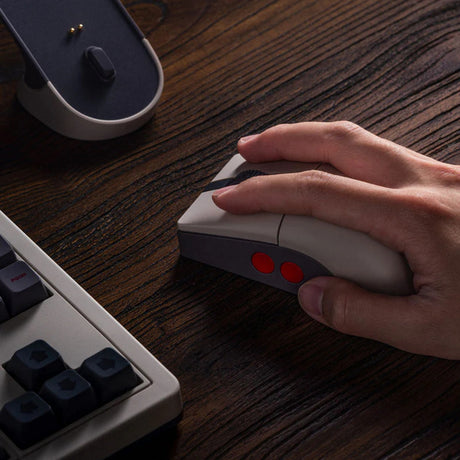 8bitdo Retro R8 Maus – N Edition (Grau Rot, 50 – 26000 dpi, Bluetooth USB-C 2,4 GHz)