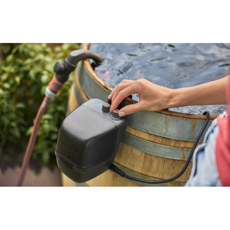 Gardena Akku Regenfasspumpe 2400 Comfortautomatic 18V P4A Fertigset inkl. Akku und Ladegerät (dunkelgrau schwarz, 14605-20 | Pumpe | Akku | Ladegerät | Schlauch und Anschluss)