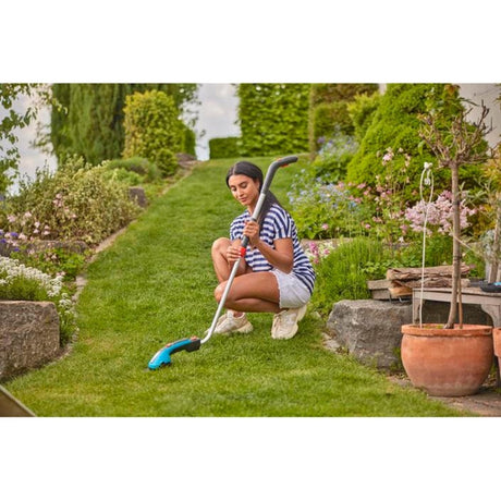 Gardena Akku-Grasschere Classiccut Li Set (türkisschwarz, inkl. Li-Ionen-Akku 2,5Ah, Teleskopstiel)