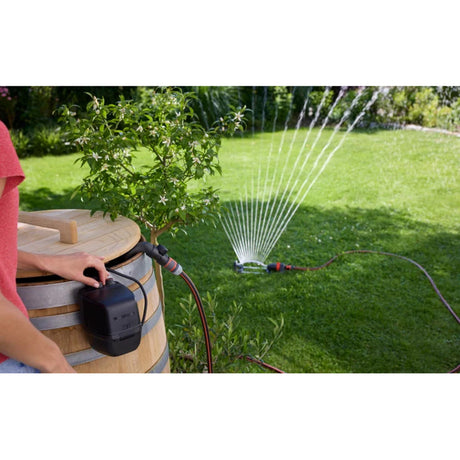 Gardena Akku Regenfasspumpe 2400 Comfortautomatic 18V P4A Fertigset inkl. Akku und Ladegerät (dunkelgrau schwarz, 14605-20 | Pumpe | Akku | Ladegerät | Schlauch und Anschluss)