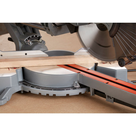 Black+Decker 1600 W 216 mm Kapp- und Gehrungssäge – bes700-qs