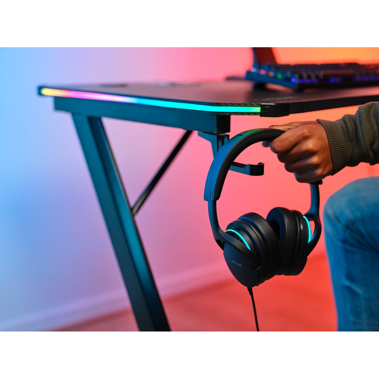 Vertrauen Sie dem GXT 709 Luminus RGB-Gaming-Schreibtisch
