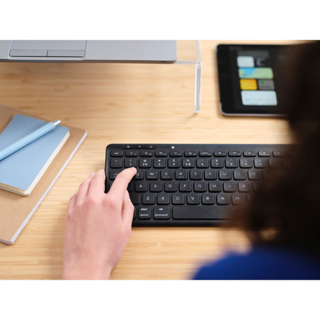 Trust Lyra kompakte kabellose Tastatur (schwarz, US-Layout (QWERTY), Scherenschalter, 65 %, 2,4 GHz USB, Bluetooth)