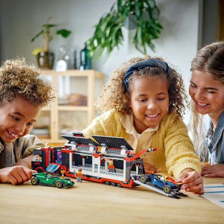 Lego City 60445 F1-Truck mit RB20- und AMR24-F1-Autos