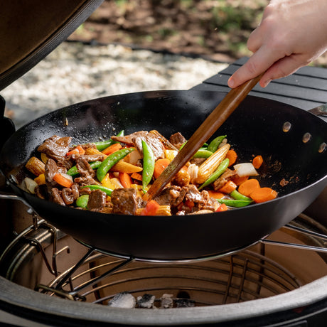 Kamado Joe® Wok aus Kohlenstoffstahl – für authentisches Pfannengerichten auf dem Kamado BBQ