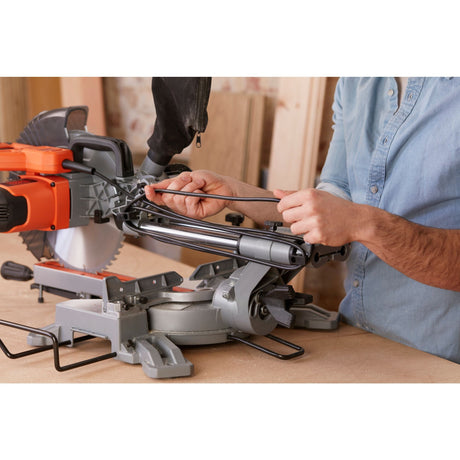 Black+Decker 1600 W 216 mm Kapp- und Gehrungssäge – bes700-qs