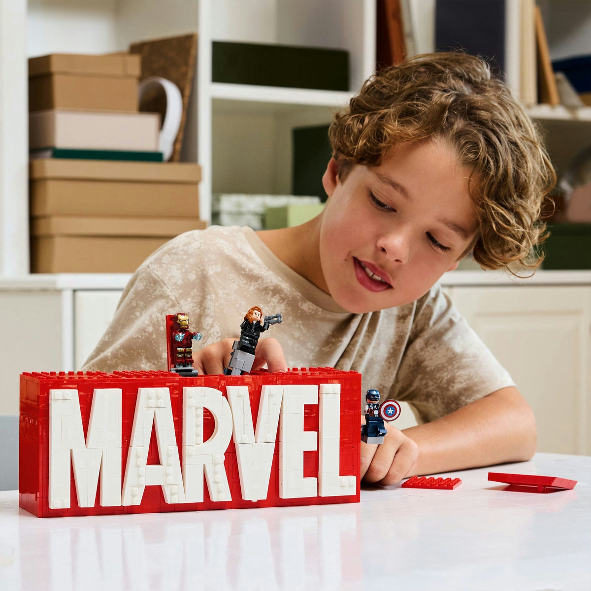 Lego Superhelden 76313 Marvel-Logo und Minifiguren