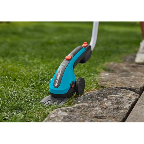 Gardena Akku-Grasschere Classiccut Li Set (türkisschwarz, inkl. Li-Ionen-Akku 2,5Ah, Teleskopstiel)