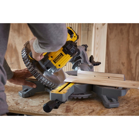 Stanley Fatmax V20 18 V 4,0 Ah 190 mm Kapp- und Gehrungssäge (gelb schwarz, Akku (18 V, 4,0 Ah) und Ladegerät (2 A) im Lieferumfang enthalten)