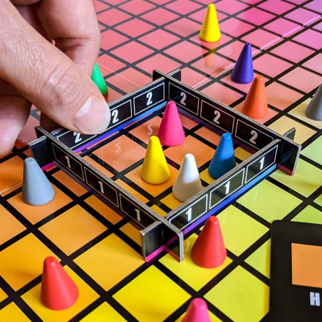 Europäisches Spielernetzwerk „Hues and Cues“-Brettspiel (Englisch, Französisch, 3 – 6 Spieler, 30 Minuten, ab 8 Jahren)