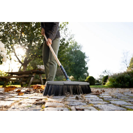 Gardena Pureline Straßenbesen FSC 100% (Holzfarbe Schwarz, 17311-20)